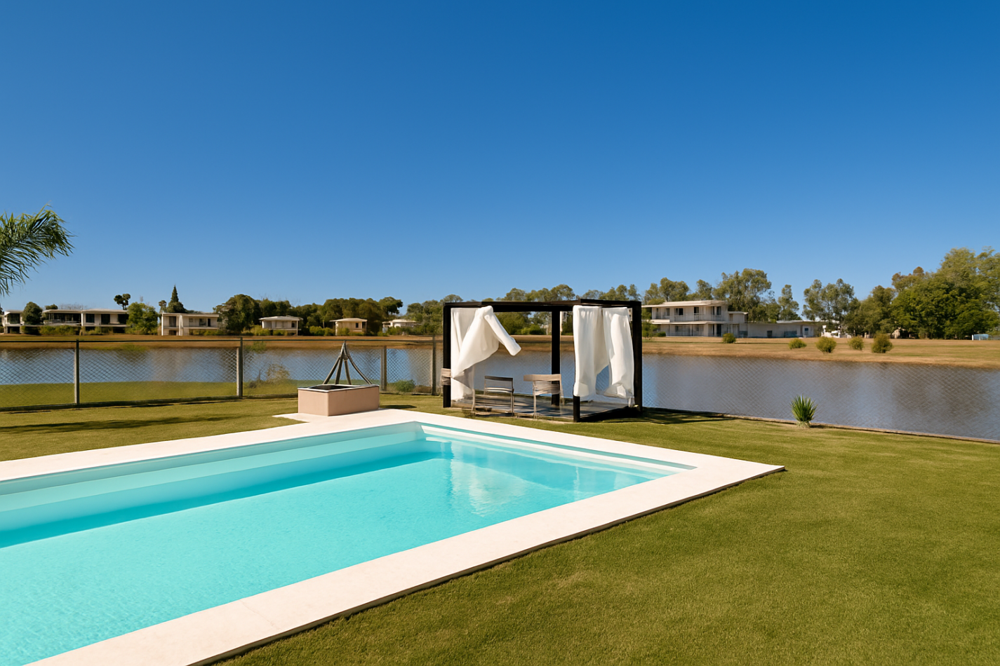 EXCLUSIVA PROPIEDAD DE ESTILO MODERNO, SITUADA EN AREA 60 EN EL EXCLUSIVO CLUB DE CAMPO LA VICTORIA POLO COUNTRY CLUB