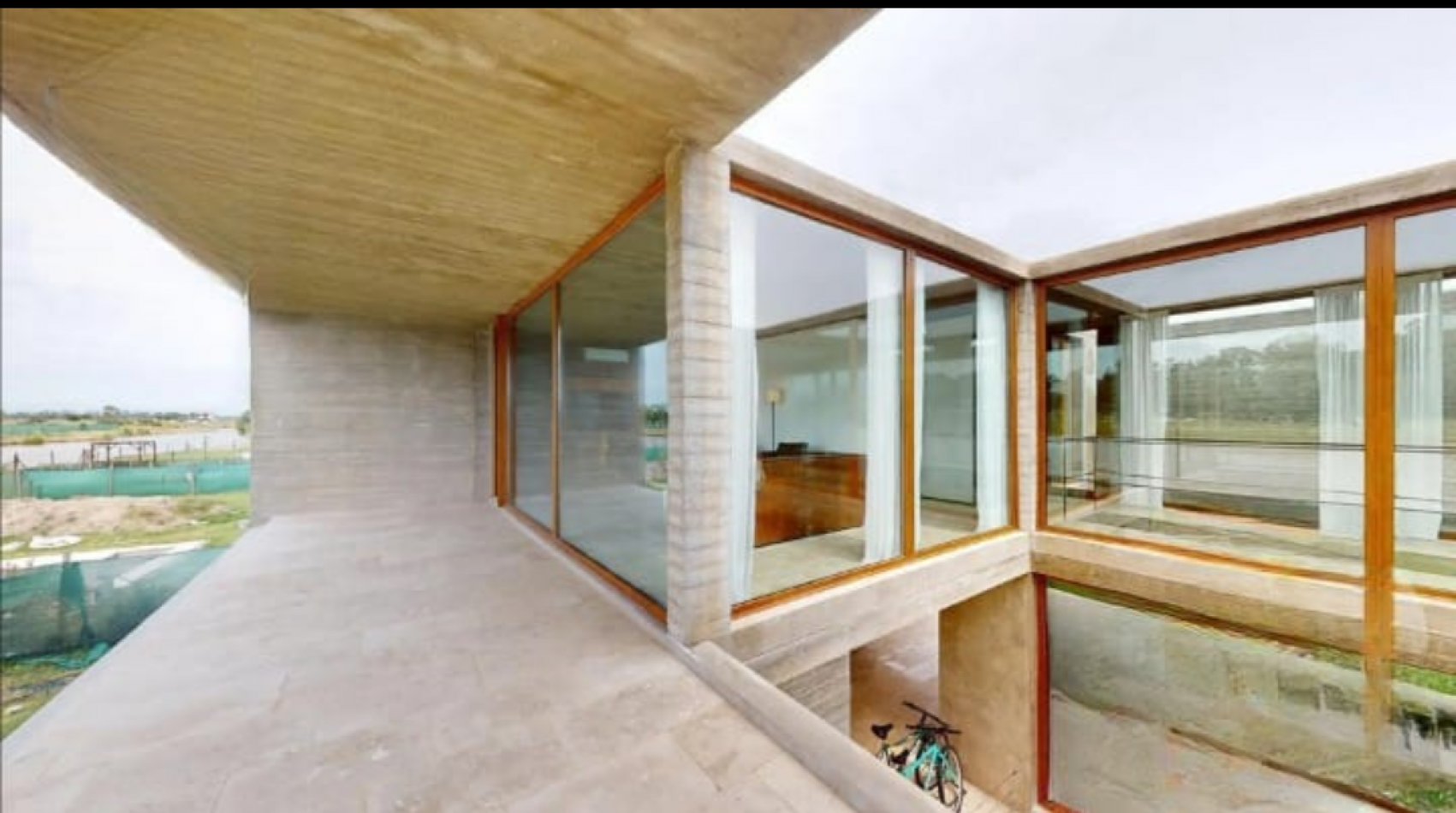 EXCLUSIVA PROPIEDAD DE ESTILO MODERNO, SITUADA EN AREA 60 EN EL EXCLUSIVO CLUB DE CAMPO LA VICTORIA POLO COUNTRY CLUB