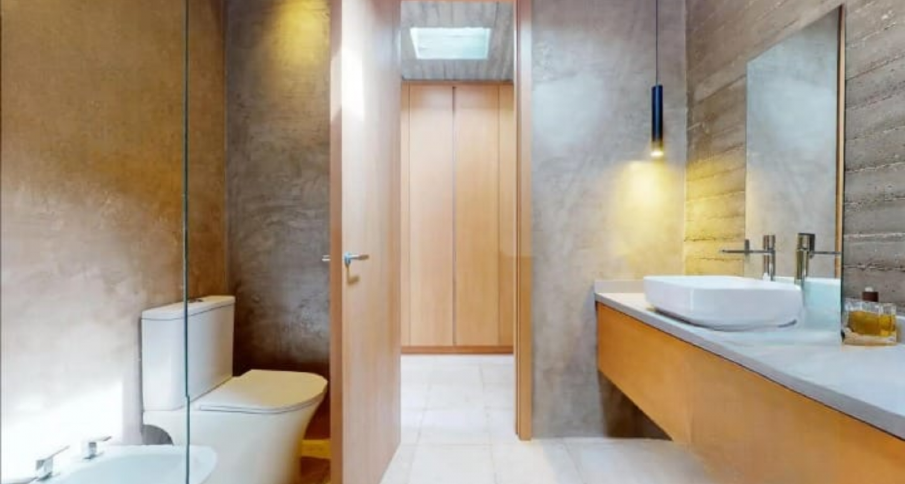EXCLUSIVA PROPIEDAD DE ESTILO MODERNO, SITUADA EN AREA 60 EN EL EXCLUSIVO CLUB DE CAMPO LA VICTORIA POLO COUNTRY CLUB