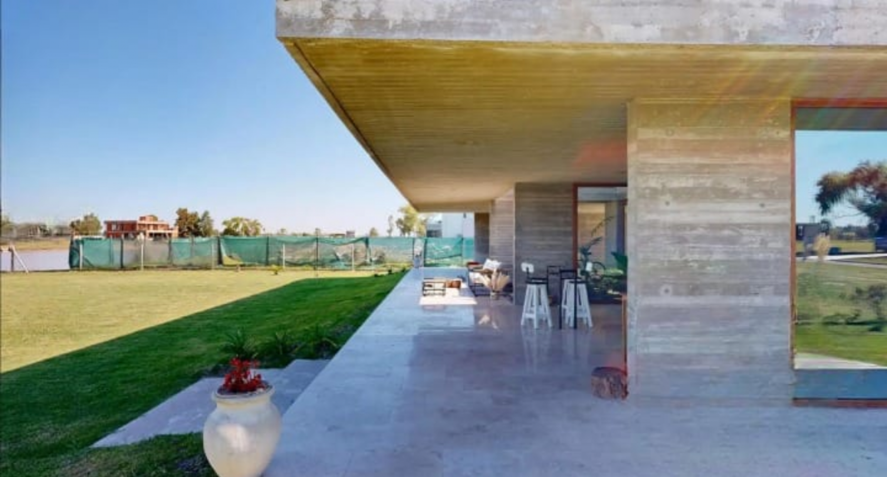 EXCLUSIVA PROPIEDAD DE ESTILO MODERNO, SITUADA EN AREA 60 EN EL EXCLUSIVO CLUB DE CAMPO LA VICTORIA POLO COUNTRY CLUB