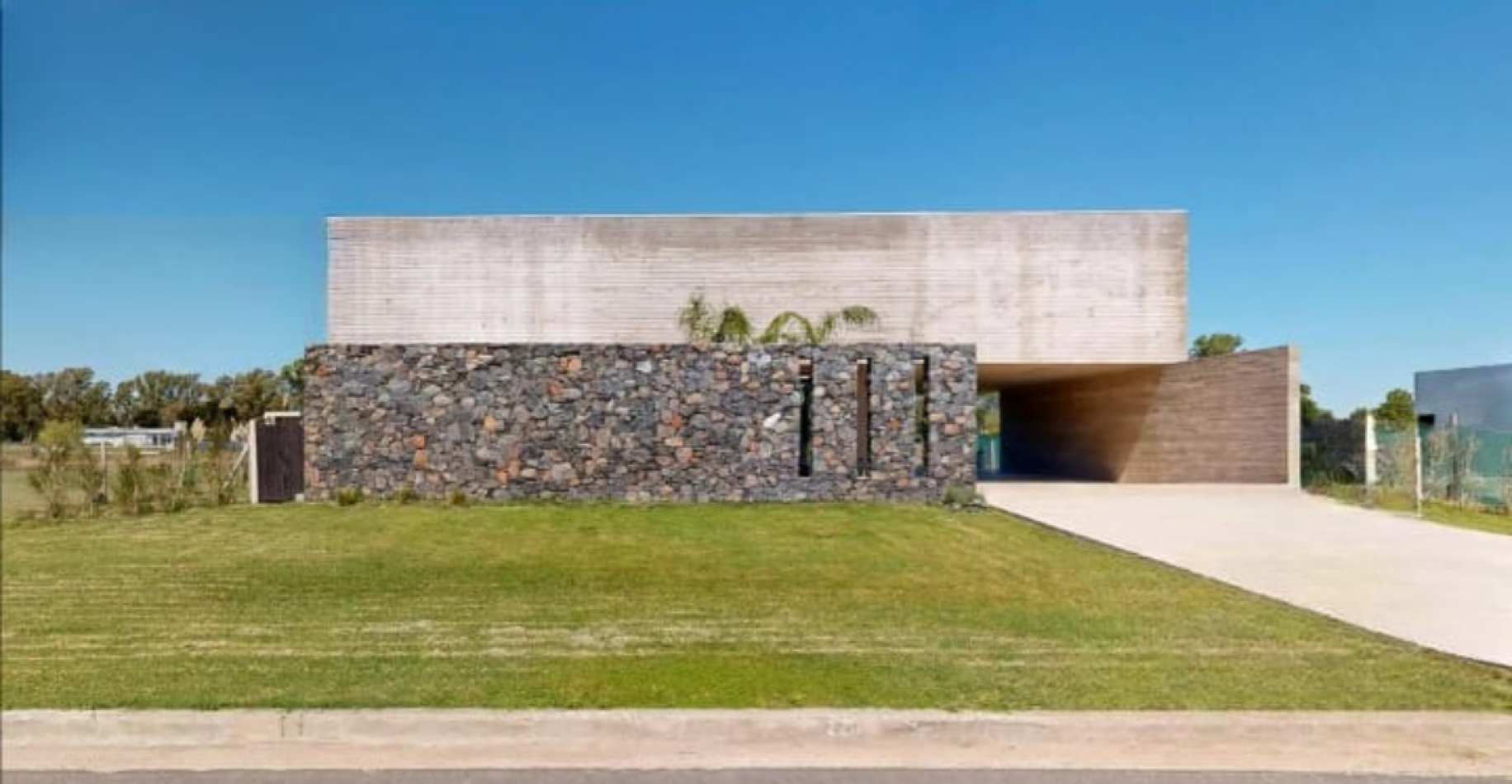 EXCLUSIVA PROPIEDAD DE ESTILO MODERNO, SITUADA EN AREA 60 EN EL EXCLUSIVO CLUB DE CAMPO LA VICTORIA POLO COUNTRY CLUB
