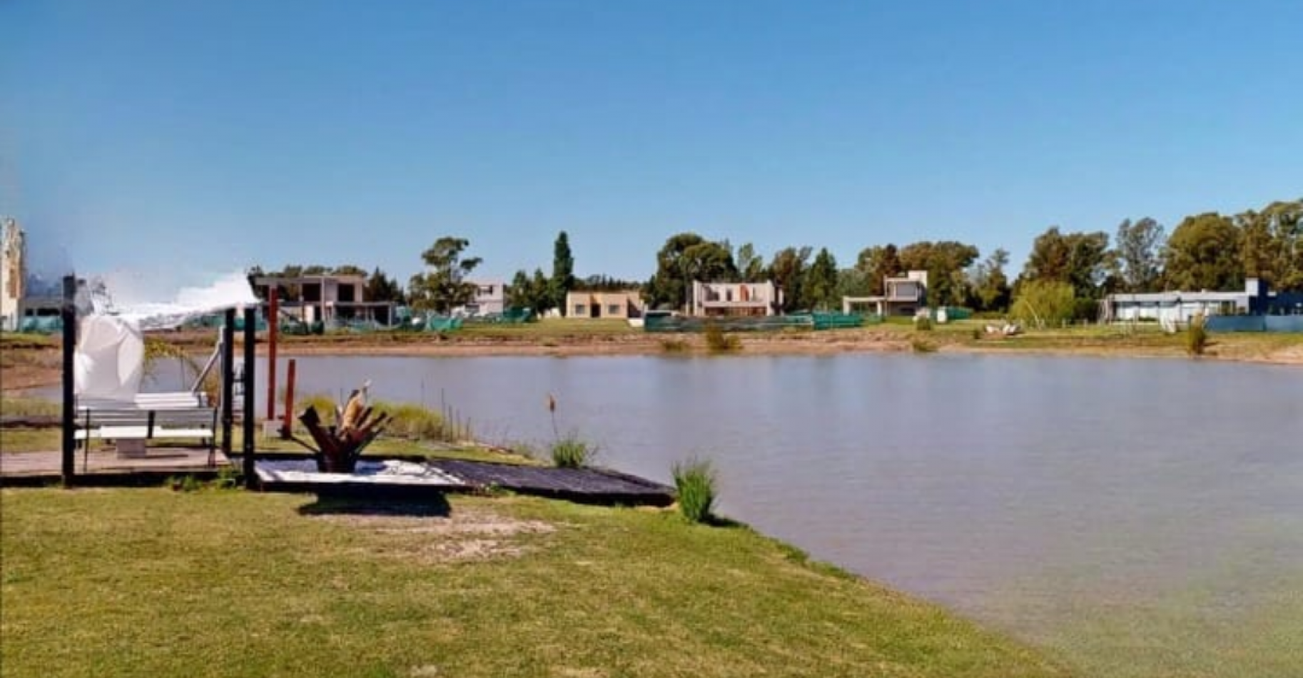 EXCLUSIVA PROPIEDAD DE ESTILO MODERNO, SITUADA EN AREA 60 EN EL EXCLUSIVO CLUB DE CAMPO LA VICTORIA POLO COUNTRY CLUB