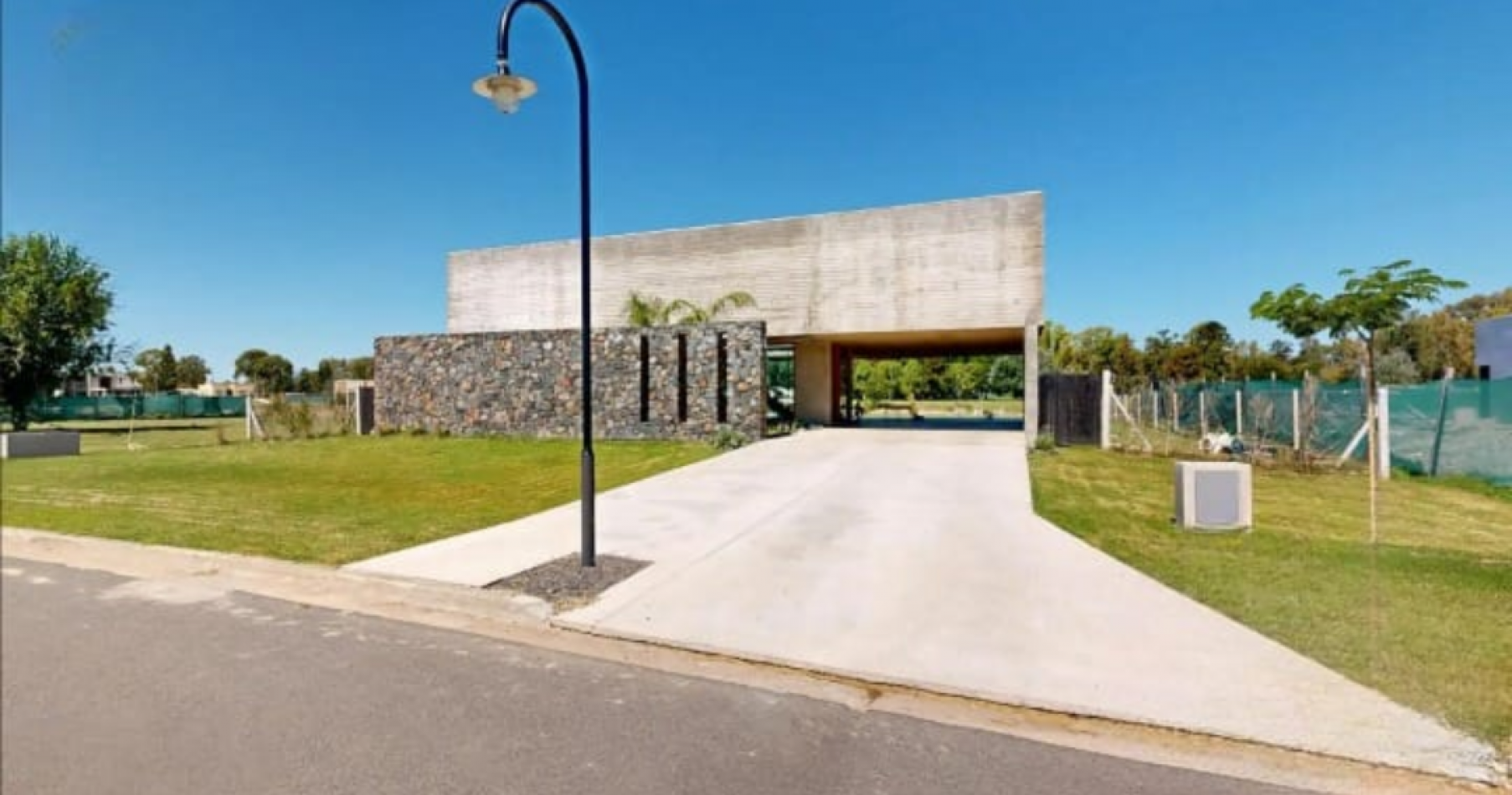 EXCLUSIVA PROPIEDAD DE ESTILO MODERNO, SITUADA EN AREA 60 EN EL EXCLUSIVO CLUB DE CAMPO LA VICTORIA POLO COUNTRY CLUB