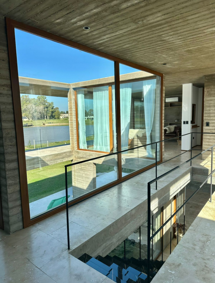 EXCLUSIVA PROPIEDAD DE ESTILO MODERNO, SITUADA EN AREA 60 EN EL EXCLUSIVO CLUB DE CAMPO LA VICTORIA POLO COUNTRY CLUB
