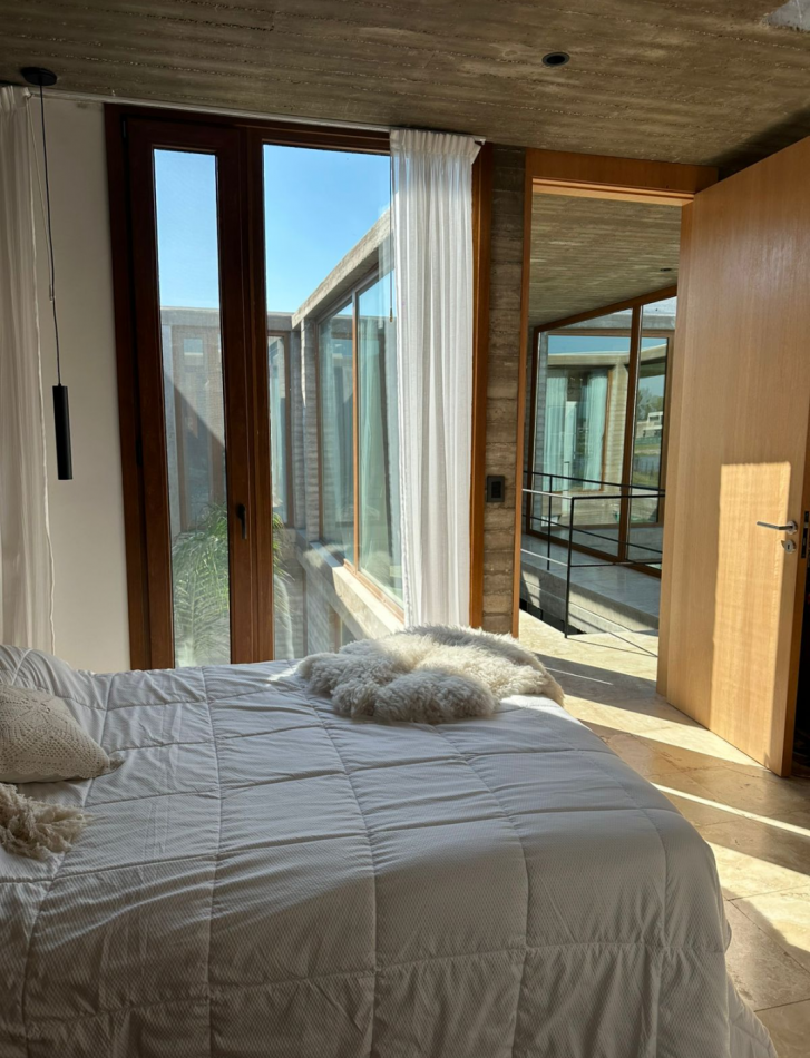 EXCLUSIVA PROPIEDAD DE ESTILO MODERNO, SITUADA EN AREA 60 EN EL EXCLUSIVO CLUB DE CAMPO LA VICTORIA POLO COUNTRY CLUB