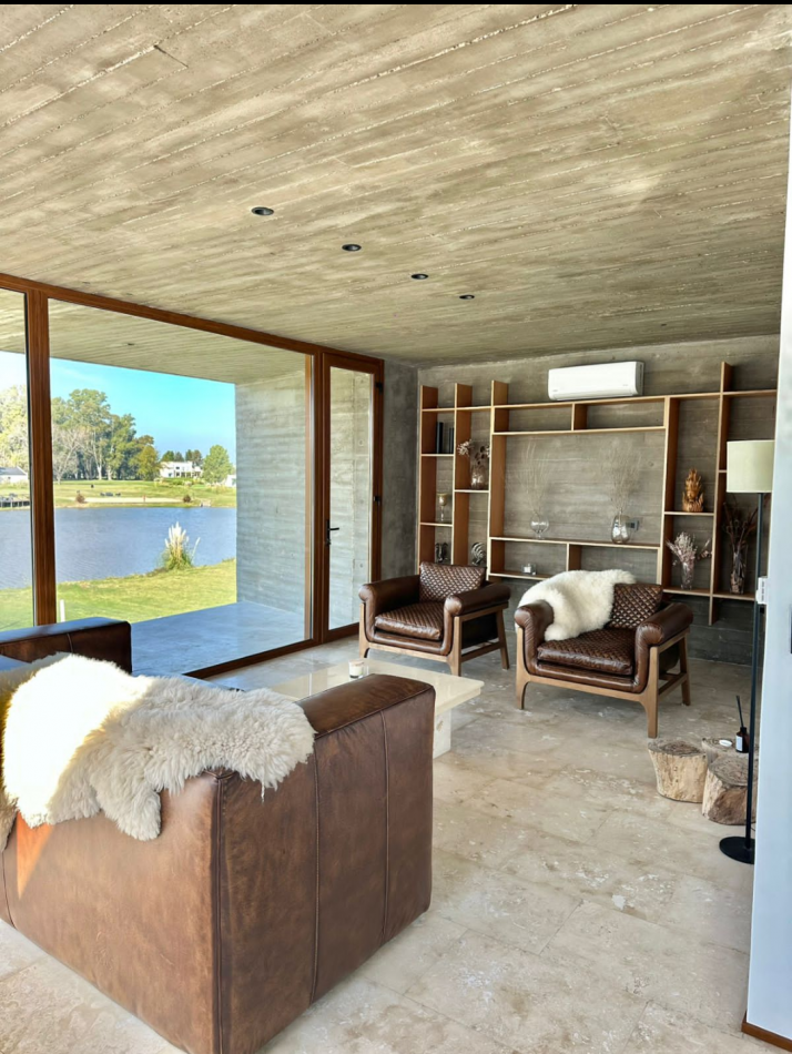 EXCLUSIVA PROPIEDAD DE ESTILO MODERNO, SITUADA EN AREA 60 EN EL EXCLUSIVO CLUB DE CAMPO LA VICTORIA POLO COUNTRY CLUB