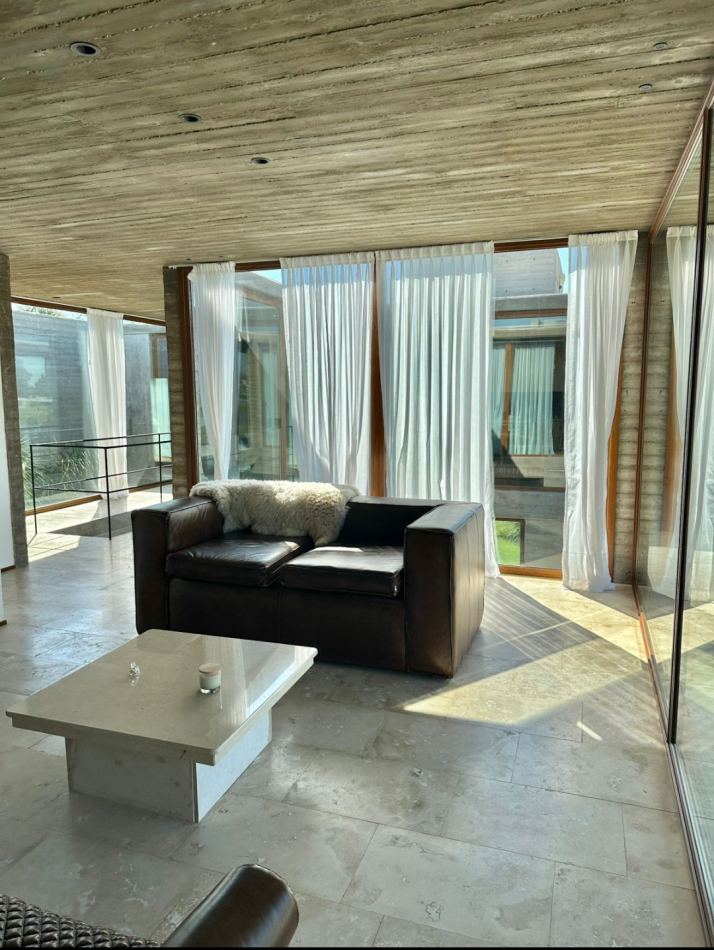 EXCLUSIVA PROPIEDAD DE ESTILO MODERNO, SITUADA EN AREA 60 EN EL EXCLUSIVO CLUB DE CAMPO LA VICTORIA POLO COUNTRY CLUB