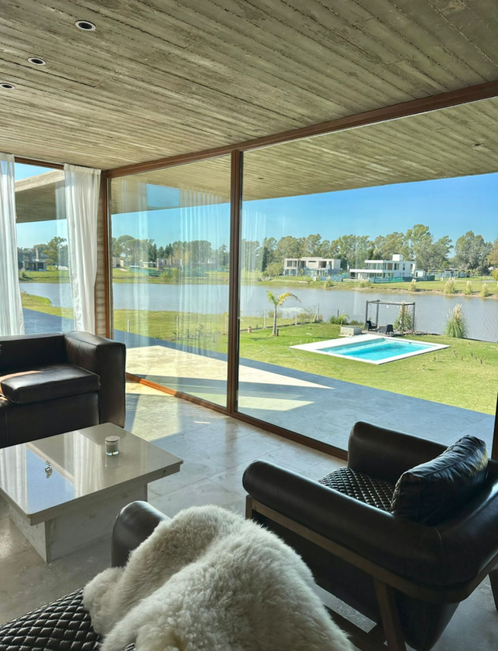 EXCLUSIVA PROPIEDAD DE ESTILO MODERNO, SITUADA EN AREA 60 EN EL EXCLUSIVO CLUB DE CAMPO LA VICTORIA POLO COUNTRY CLUB