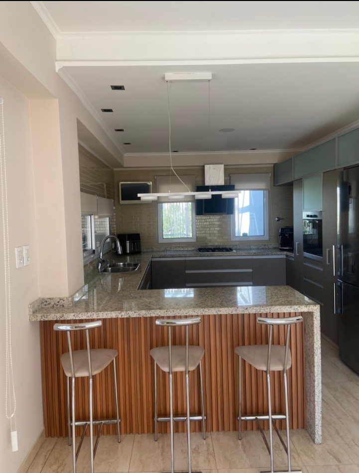 MAJESTUOSA RESIDENCIA DE 5 AMBIENTES EN VENTA EN EL CLUB DE CAMPO LA RESERVA ESCONDIDA - AREA 60