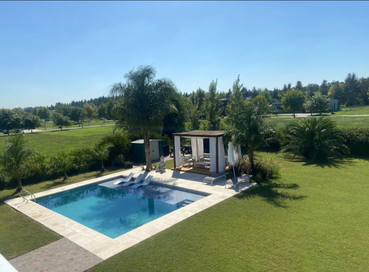 MAJESTUOSA RESIDENCIA DE 5 AMBIENTES EN VENTA EN EL CLUB DE CAMPO LA RESERVA ESCONDIDA - AREA 60