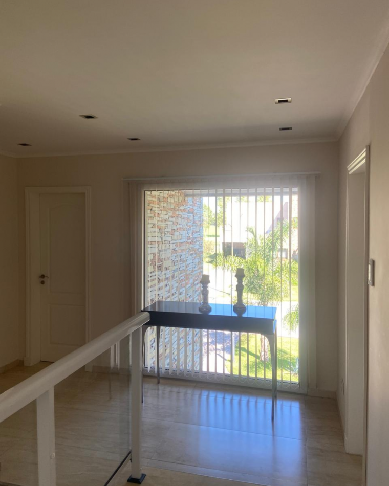 MAJESTUOSA RESIDENCIA DE 5 AMBIENTES EN VENTA EN EL CLUB DE CAMPO LA RESERVA ESCONDIDA - AREA 60