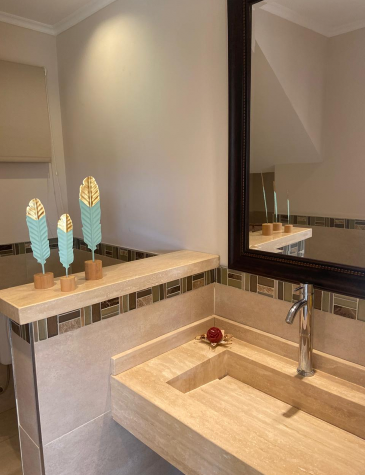 MAJESTUOSA RESIDENCIA DE 5 AMBIENTES EN VENTA EN EL CLUB DE CAMPO LA RESERVA ESCONDIDA - AREA 60