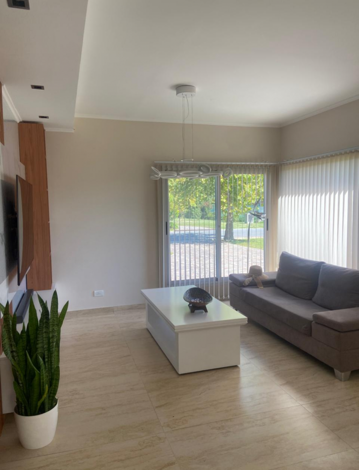 MAJESTUOSA RESIDENCIA DE 5 AMBIENTES EN VENTA EN EL CLUB DE CAMPO LA RESERVA ESCONDIDA - AREA 60
