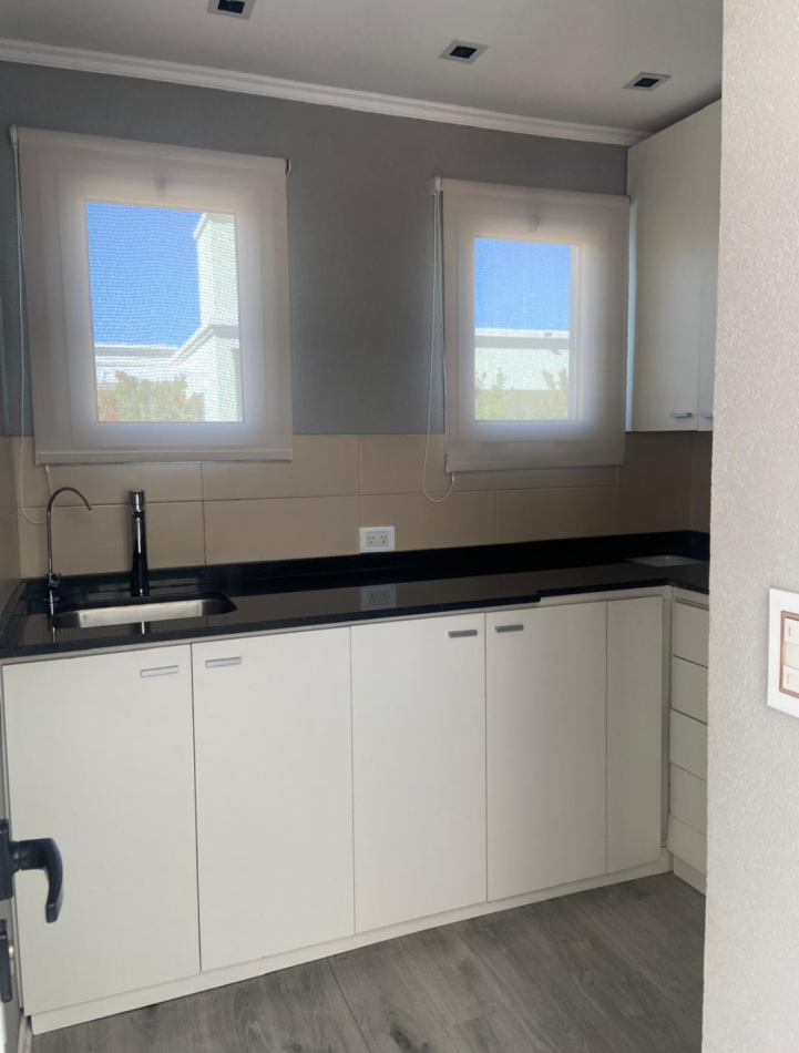 MAJESTUOSA RESIDENCIA DE 5 AMBIENTES EN VENTA EN EL CLUB DE CAMPO LA RESERVA ESCONDIDA - AREA 60