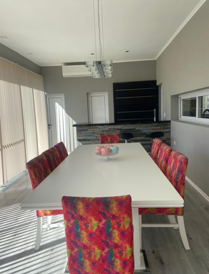 MAJESTUOSA RESIDENCIA DE 5 AMBIENTES EN VENTA EN EL CLUB DE CAMPO LA RESERVA ESCONDIDA - AREA 60