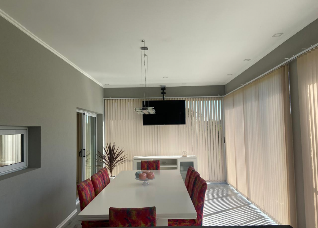 MAJESTUOSA RESIDENCIA DE 5 AMBIENTES EN VENTA EN EL CLUB DE CAMPO LA RESERVA ESCONDIDA - AREA 60
