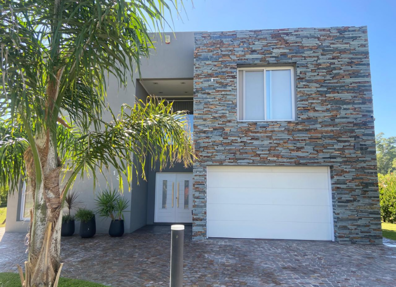 MAJESTUOSA RESIDENCIA DE 5 AMBIENTES EN VENTA EN EL CLUB DE CAMPO LA RESERVA ESCONDIDA - AREA 60