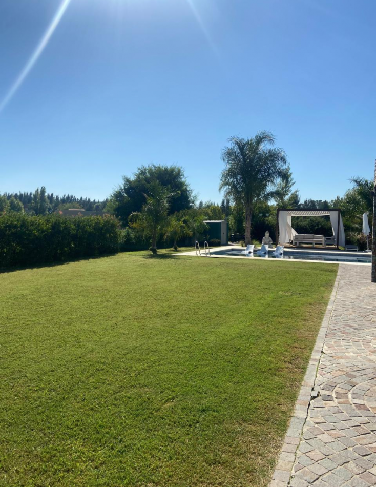 MAJESTUOSA RESIDENCIA DE 5 AMBIENTES EN VENTA EN EL CLUB DE CAMPO LA RESERVA ESCONDIDA - AREA 60
