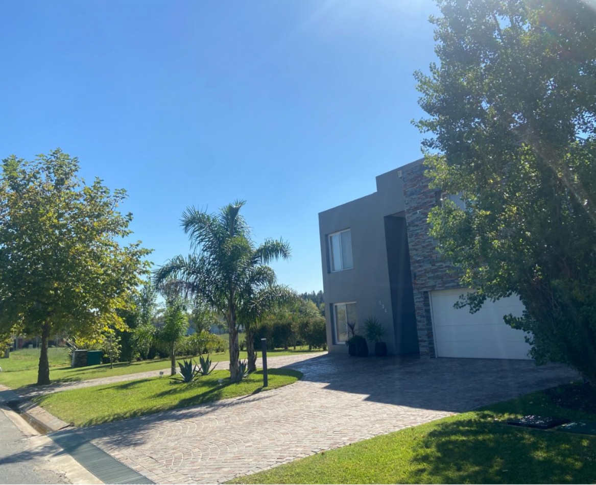 MAJESTUOSA RESIDENCIA DE 5 AMBIENTES EN VENTA EN EL CLUB DE CAMPO LA RESERVA ESCONDIDA - AREA 60
