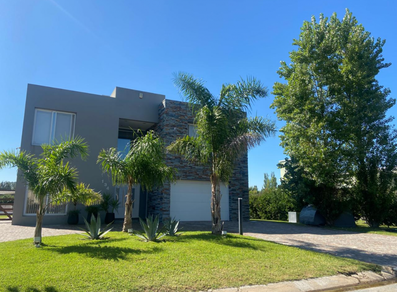 MAJESTUOSA RESIDENCIA DE 5 AMBIENTES EN VENTA EN EL CLUB DE CAMPO LA RESERVA ESCONDIDA - AREA 60