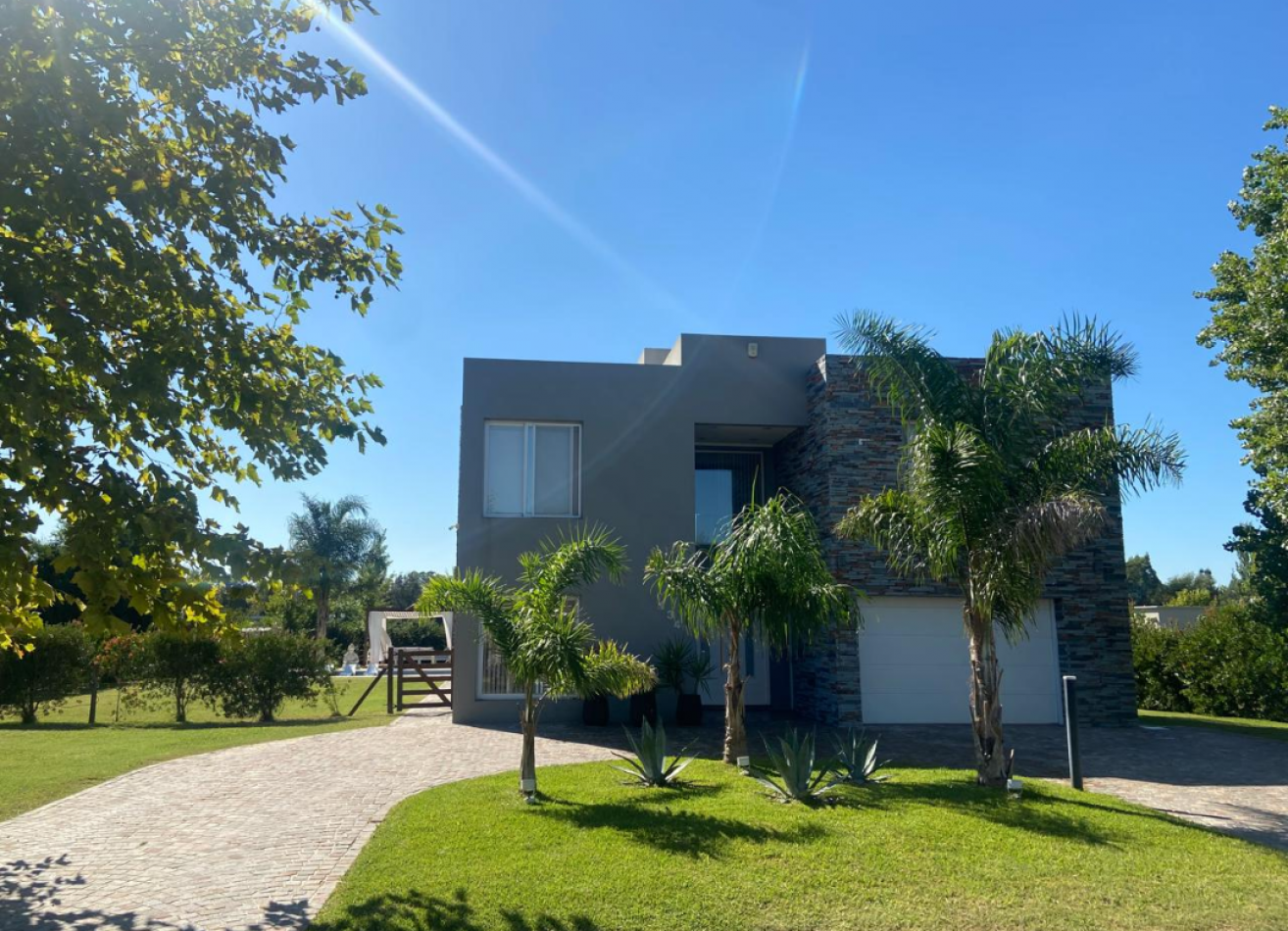 MAJESTUOSA RESIDENCIA DE 5 AMBIENTES EN VENTA EN EL CLUB DE CAMPO LA RESERVA ESCONDIDA - AREA 60