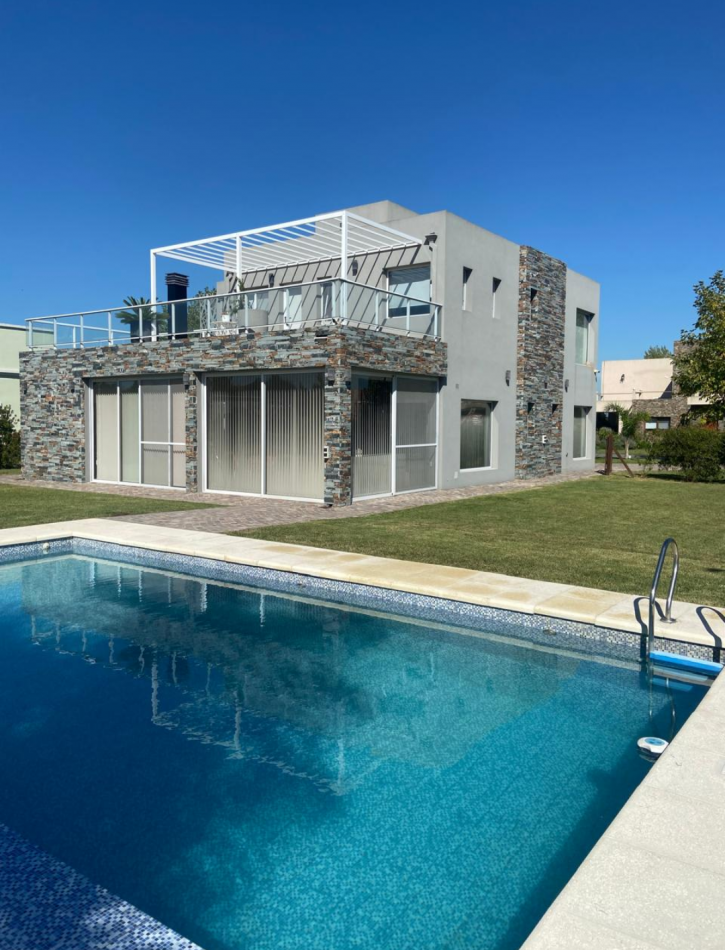 MAJESTUOSA RESIDENCIA DE 5 AMBIENTES EN VENTA EN EL CLUB DE CAMPO LA RESERVA ESCONDIDA - AREA 60