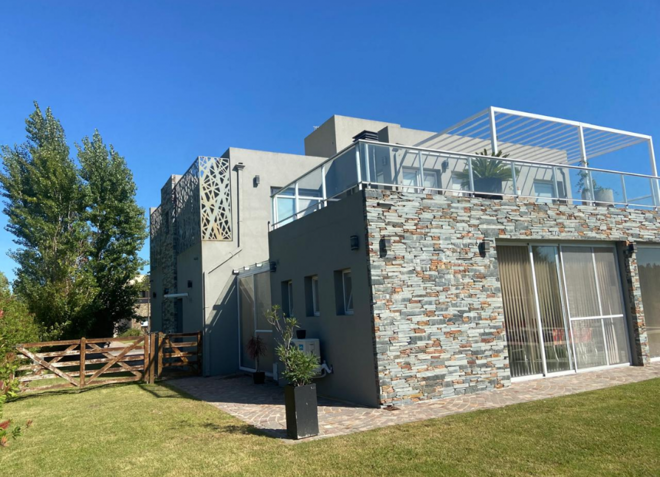 MAJESTUOSA RESIDENCIA DE 5 AMBIENTES EN VENTA EN EL CLUB DE CAMPO LA RESERVA ESCONDIDA - AREA 60
