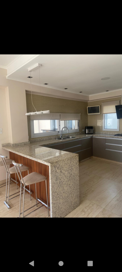 MAJESTUOSA RESIDENCIA DE 5 AMBIENTES EN VENTA EN EL CLUB DE CAMPO LA RESERVA ESCONDIDA - AREA 60