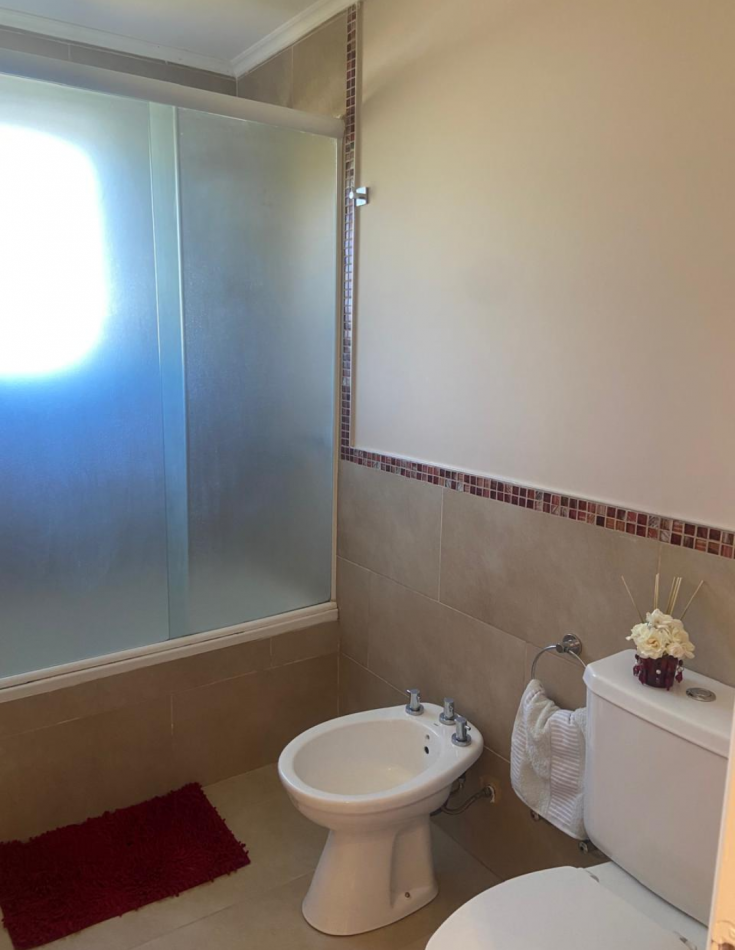 MAJESTUOSA RESIDENCIA DE 5 AMBIENTES EN VENTA EN EL CLUB DE CAMPO LA RESERVA ESCONDIDA - AREA 60