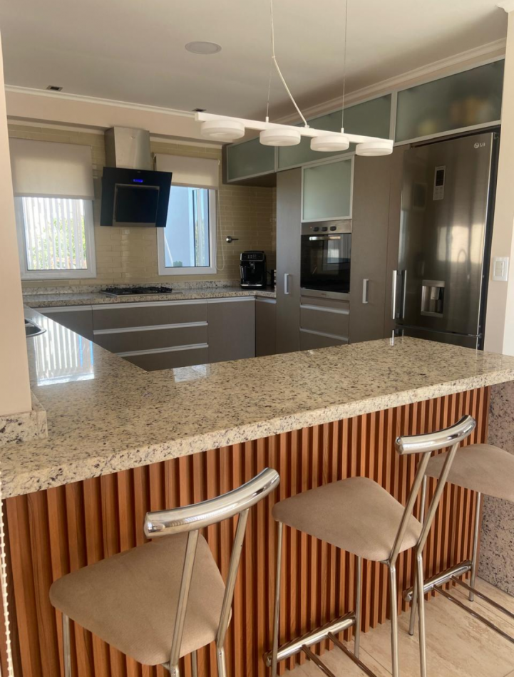 MAJESTUOSA RESIDENCIA DE 5 AMBIENTES EN VENTA EN EL CLUB DE CAMPO LA RESERVA ESCONDIDA - AREA 60