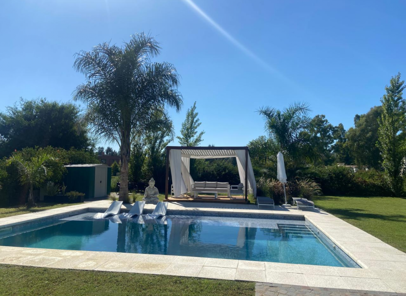 MAJESTUOSA RESIDENCIA DE 5 AMBIENTES EN VENTA EN EL CLUB DE CAMPO LA RESERVA ESCONDIDA - AREA 60