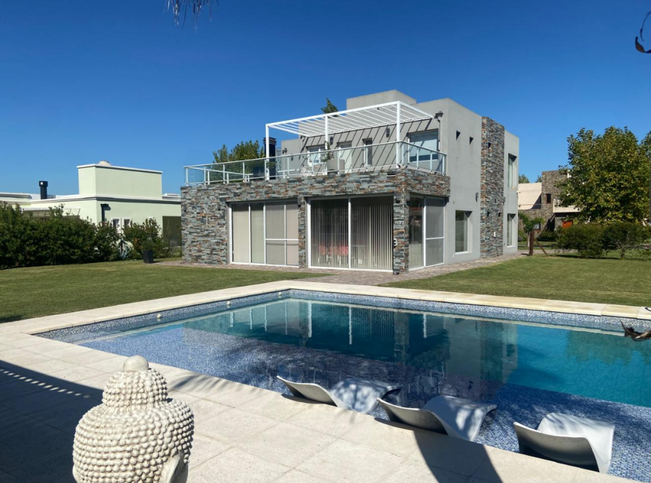 MAJESTUOSA RESIDENCIA DE 5 AMBIENTES EN VENTA EN EL CLUB DE CAMPO LA RESERVA ESCONDIDA - AREA 60