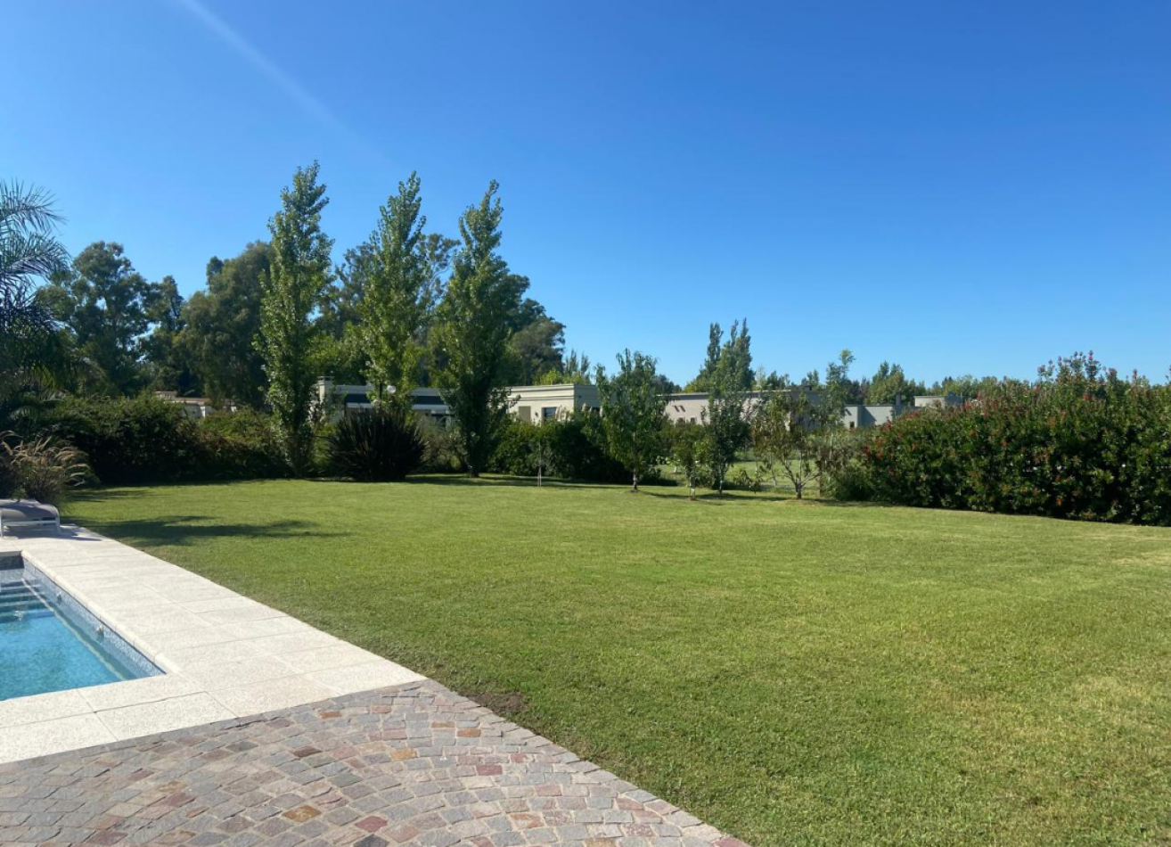 MAJESTUOSA RESIDENCIA DE 5 AMBIENTES EN VENTA EN EL CLUB DE CAMPO LA RESERVA ESCONDIDA - AREA 60
