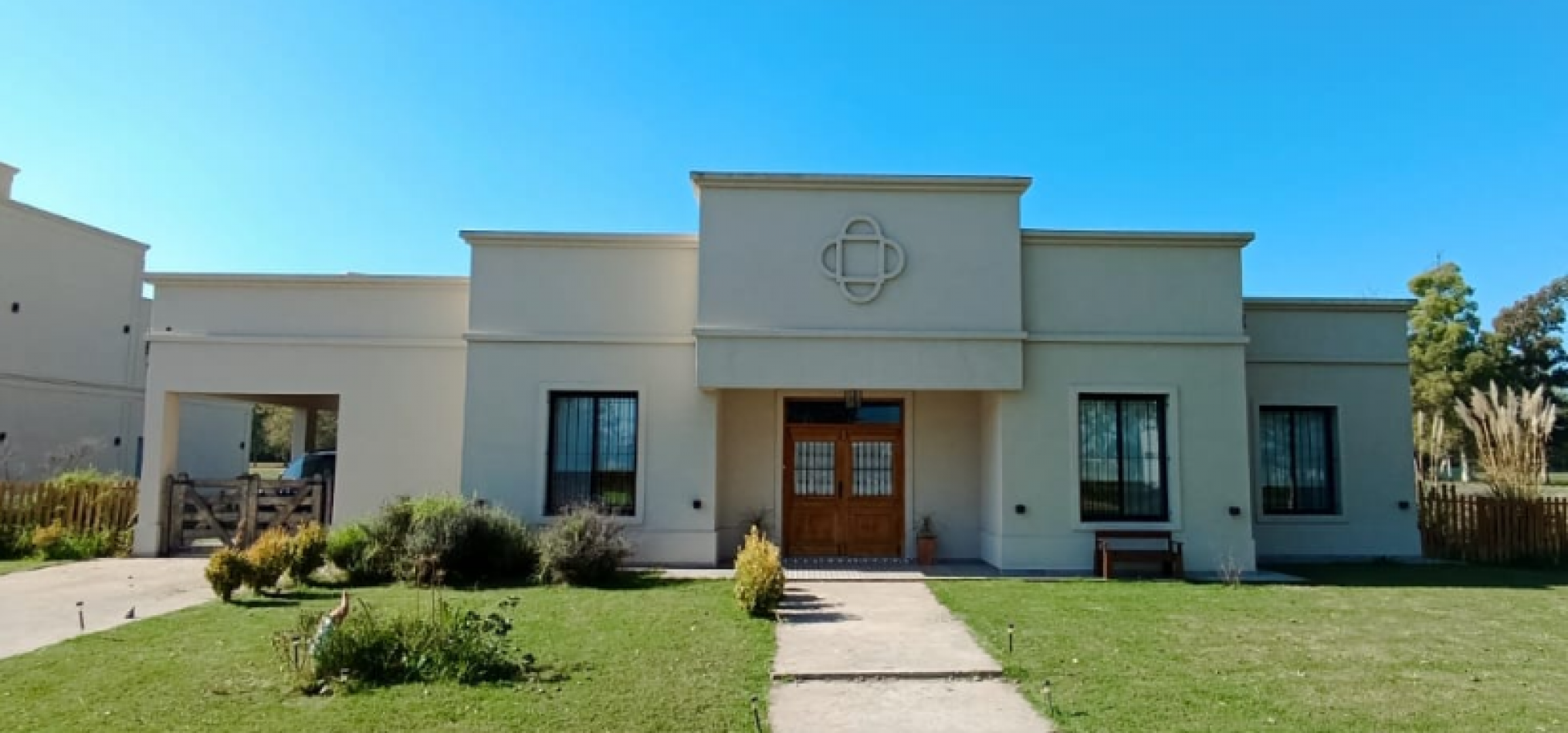 PROPIEDAD DESARROLLADA EN UNA PLANTA. CON PISCINA Y MAJESTUOSO PARQUE - VENTA EN LA RESERVA ESCONDIDA - AREA 60 