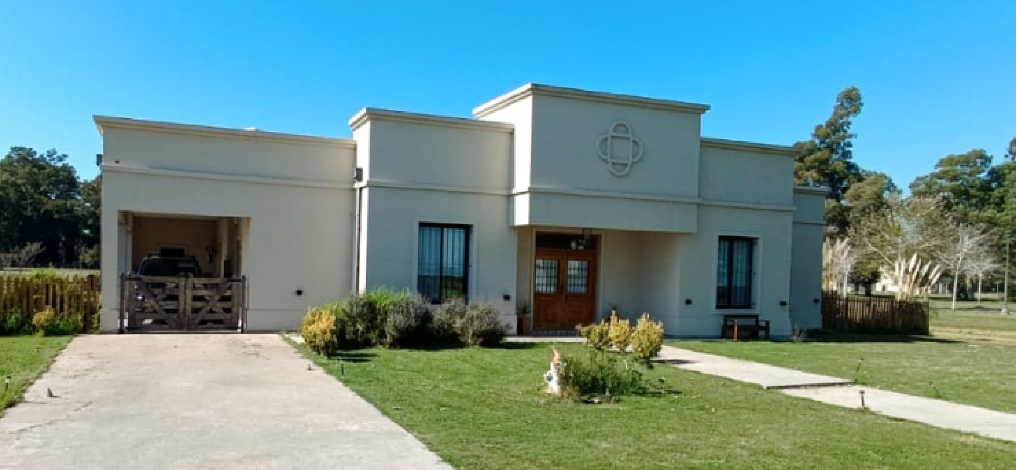 PROPIEDAD DESARROLLADA EN UNA PLANTA. CON PISCINA Y MAJESTUOSO PARQUE - VENTA EN LA RESERVA ESCONDIDA - AREA 60 