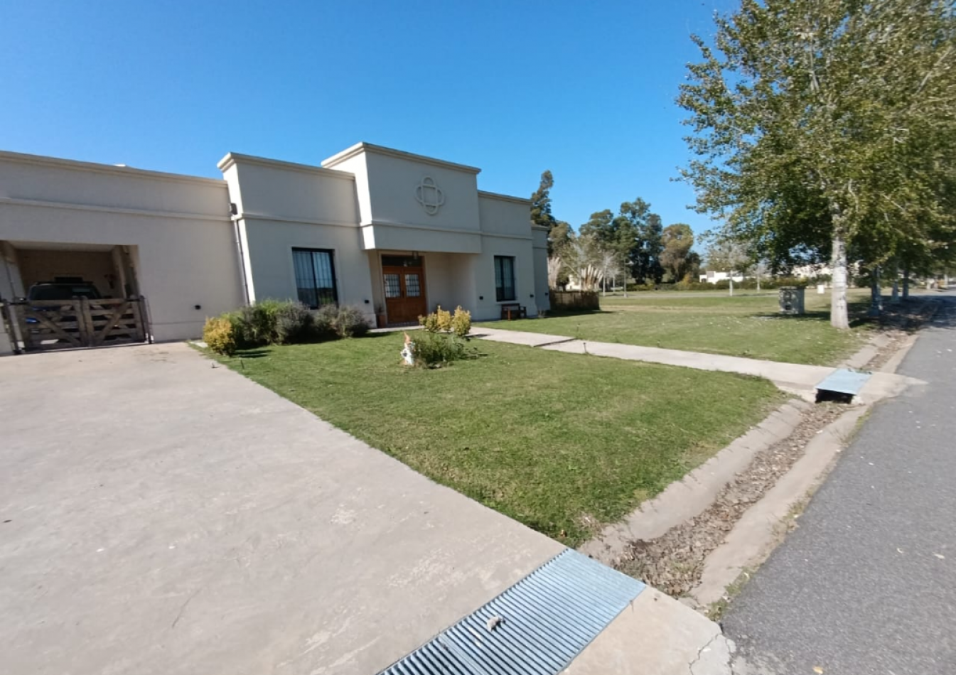 PROPIEDAD DESARROLLADA EN UNA PLANTA. CON PISCINA Y MAJESTUOSO PARQUE - VENTA EN LA RESERVA ESCONDIDA - AREA 60 