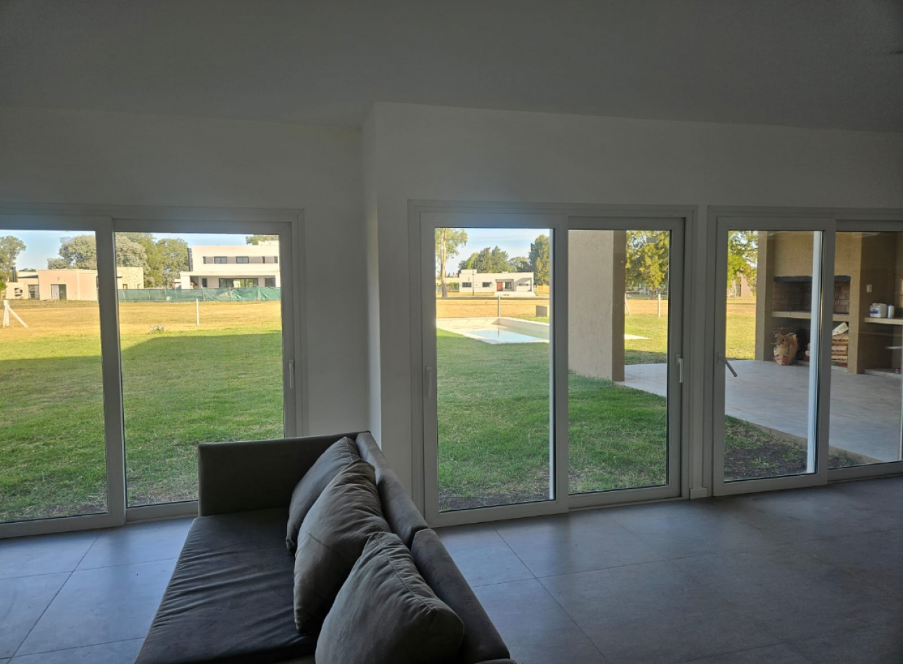 PROPIEDAD DESARROLLADA EN UNA PLANTA. CON PISCINA Y MAJESTUOSO PARQUE - VENTA EN LA RESERVA ESCONDIDA - AREA 60 
