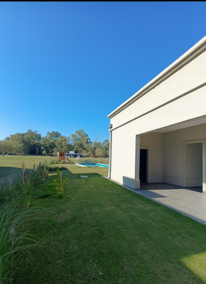 PROPIEDAD DESARROLLADA EN UNA PLANTA. CON PISCINA Y MAJESTUOSO PARQUE - VENTA EN LA RESERVA ESCONDIDA - AREA 60 