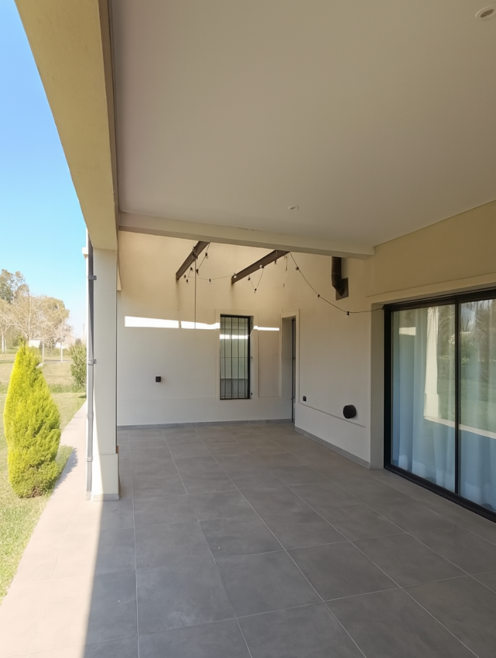 PROPIEDAD DESARROLLADA EN UNA PLANTA. CON PISCINA Y MAJESTUOSO PARQUE - VENTA EN LA RESERVA ESCONDIDA - AREA 60 