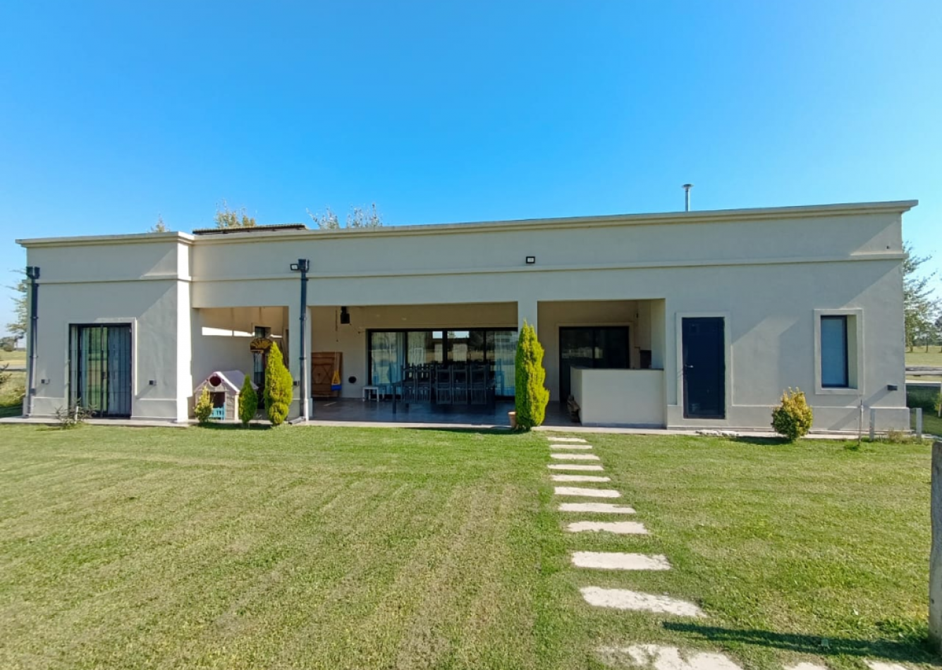 PROPIEDAD DESARROLLADA EN UNA PLANTA. CON PISCINA Y MAJESTUOSO PARQUE - VENTA EN LA RESERVA ESCONDIDA - AREA 60 