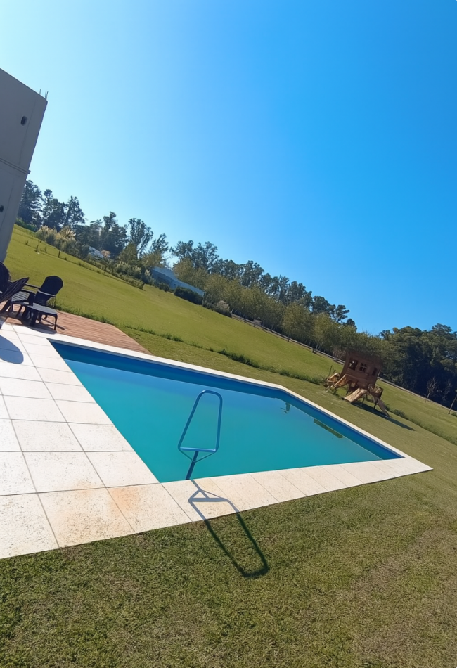 PROPIEDAD DESARROLLADA EN UNA PLANTA. CON PISCINA Y MAJESTUOSO PARQUE - VENTA EN LA RESERVA ESCONDIDA - AREA 60 