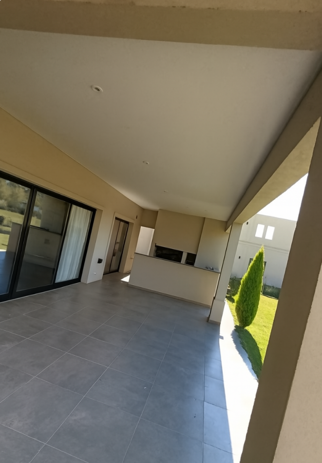 PROPIEDAD DESARROLLADA EN UNA PLANTA. CON PISCINA Y MAJESTUOSO PARQUE - VENTA EN LA RESERVA ESCONDIDA - AREA 60 