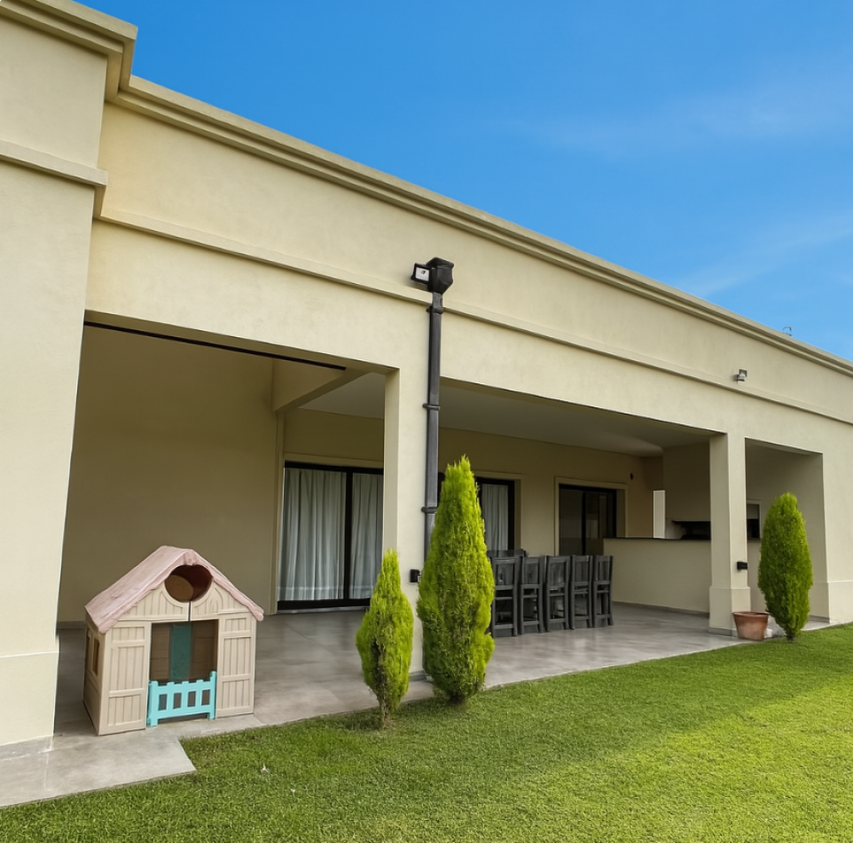 PROPIEDAD DESARROLLADA EN UNA PLANTA. CON PISCINA Y MAJESTUOSO PARQUE - VENTA EN LA RESERVA ESCONDIDA - AREA 60 