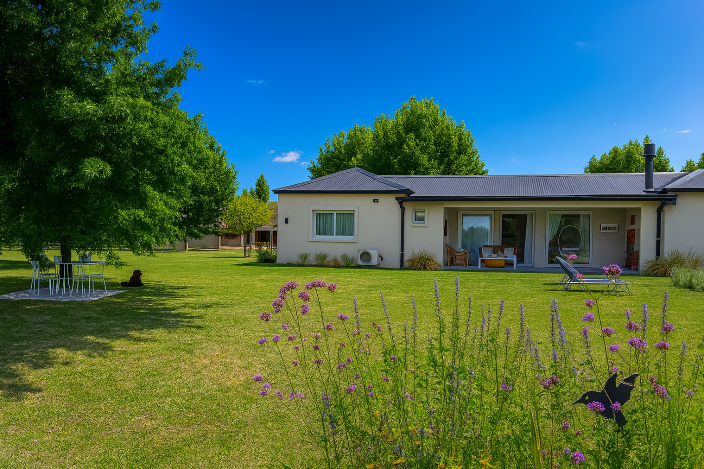 PROPIEDAD EN VENTA DE 4 AMBIENTES CON UN MAJESTUOSO PARQUE. PISCINA Y SOLARIUM EN EL EXCLUSIVO CLUB DE CAMPO LA RESERVA ESCONDIDA - AREA 60 