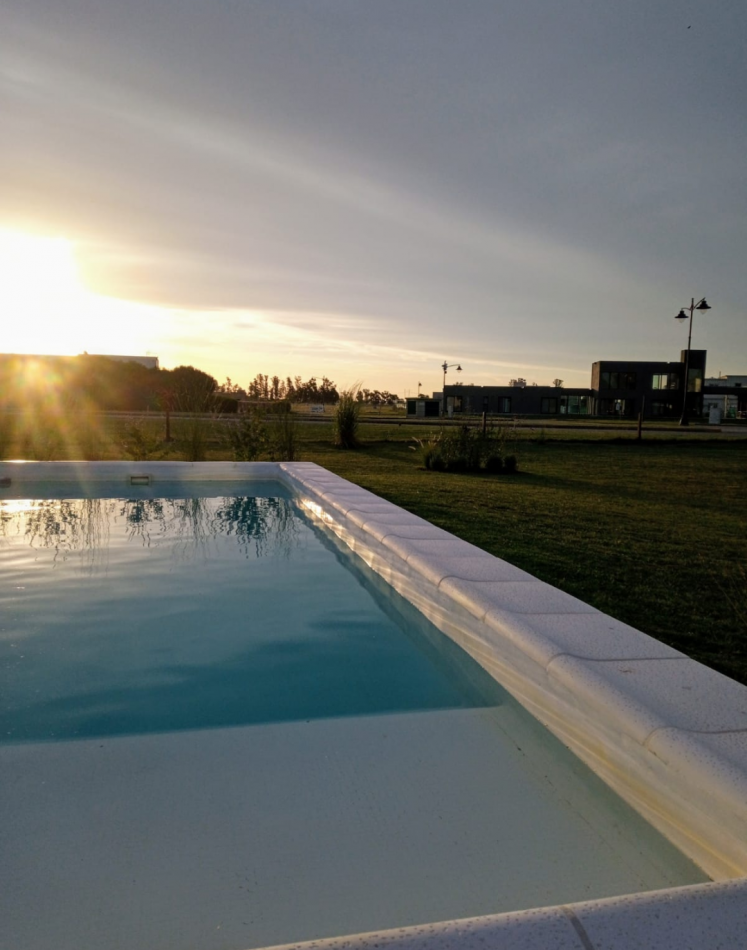 PROPIEDAD EN VENTA DE 4 AMBIENTES CON UN MAJESTUOSO PARQUE. PISCINA Y SOLARIUM EN EL EXCLUSIVO CLUB DE CAMPO LA RESERVA ESCONDIDA - AREA 60 