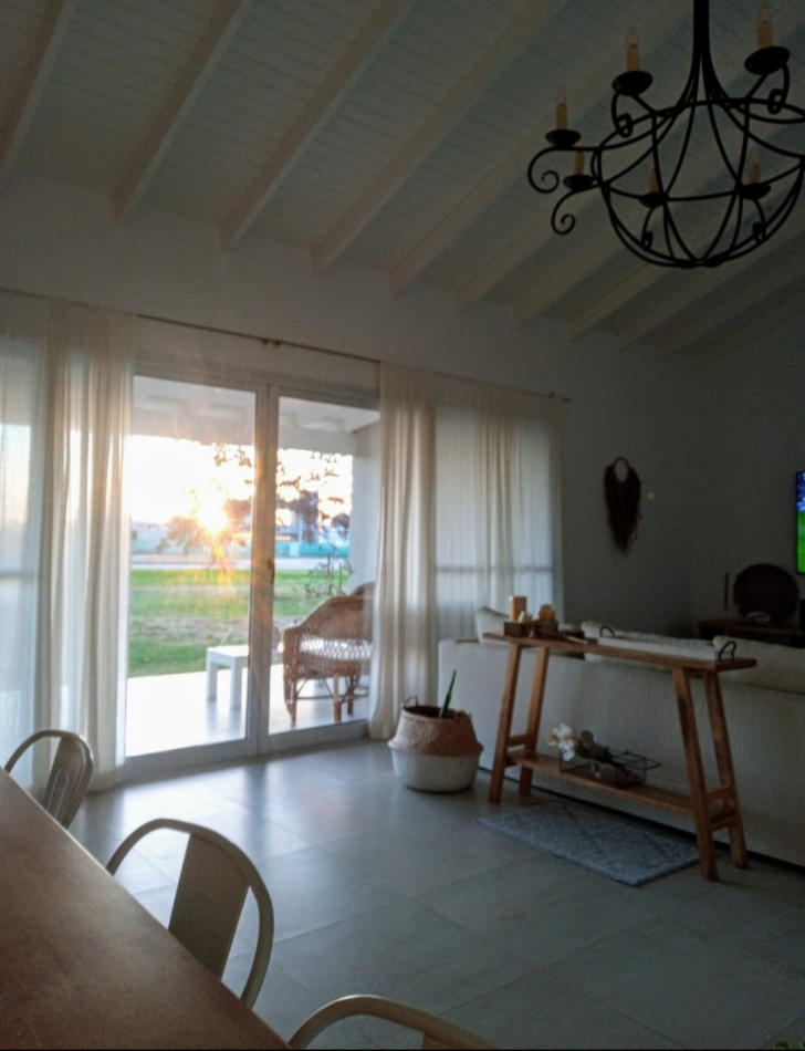 PROPIEDAD EN VENTA DE 4 AMBIENTES CON UN MAJESTUOSO PARQUE. PISCINA Y SOLARIUM EN EL EXCLUSIVO CLUB DE CAMPO LA RESERVA ESCONDIDA - AREA 60 