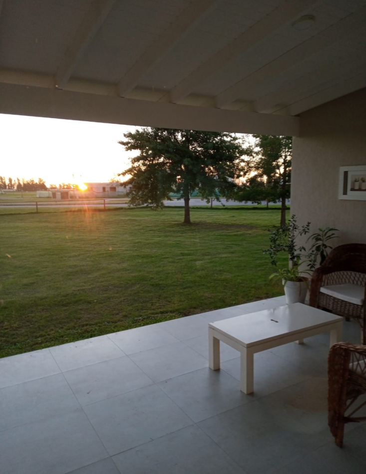PROPIEDAD EN VENTA DE 4 AMBIENTES CON UN MAJESTUOSO PARQUE. PISCINA Y SOLARIUM EN EL EXCLUSIVO CLUB DE CAMPO LA RESERVA ESCONDIDA - AREA 60 