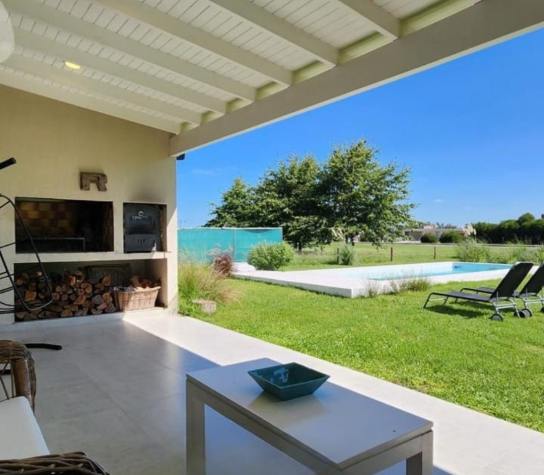 PROPIEDAD EN VENTA DE 4 AMBIENTES CON UN MAJESTUOSO PARQUE. PISCINA Y SOLARIUM EN EL EXCLUSIVO CLUB DE CAMPO LA RESERVA ESCONDIDA - AREA 60 