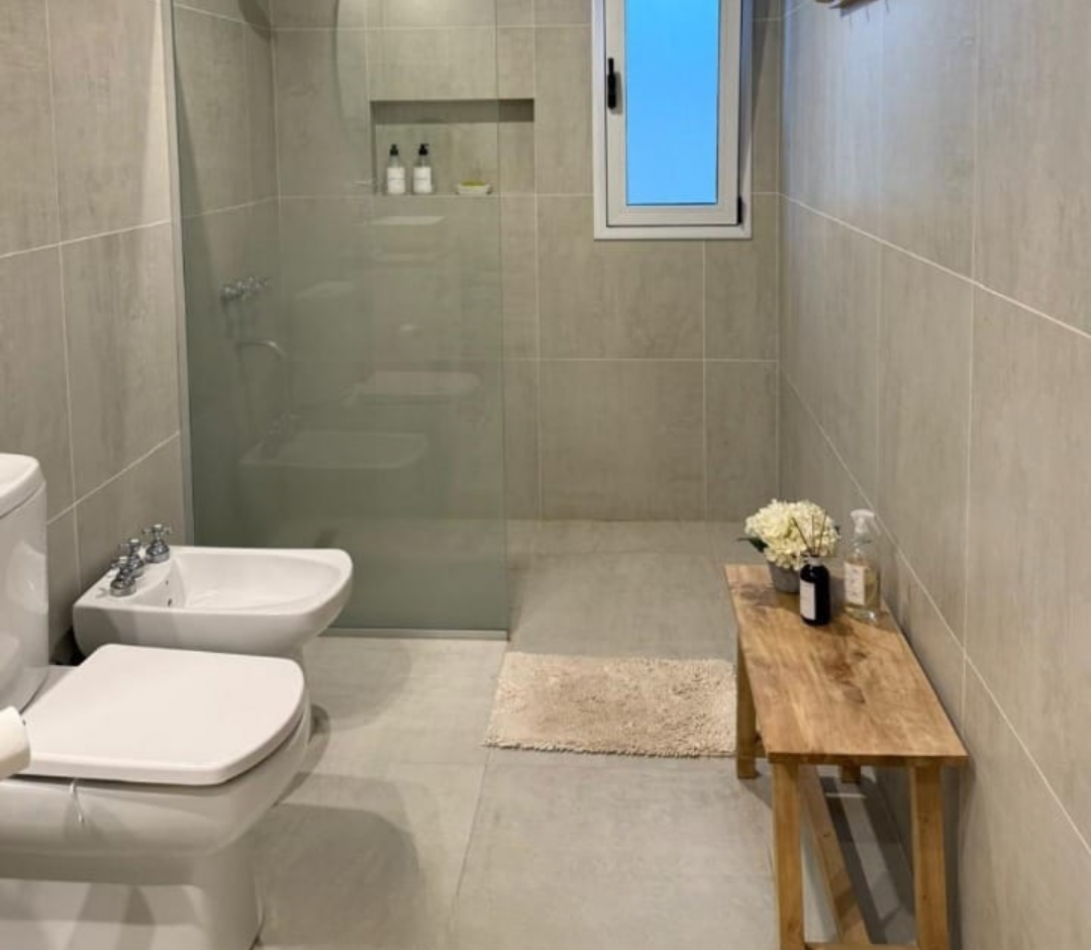 PROPIEDAD EN VENTA DE 4 AMBIENTES CON UN MAJESTUOSO PARQUE. PISCINA Y SOLARIUM EN EL EXCLUSIVO CLUB DE CAMPO LA RESERVA ESCONDIDA - AREA 60 