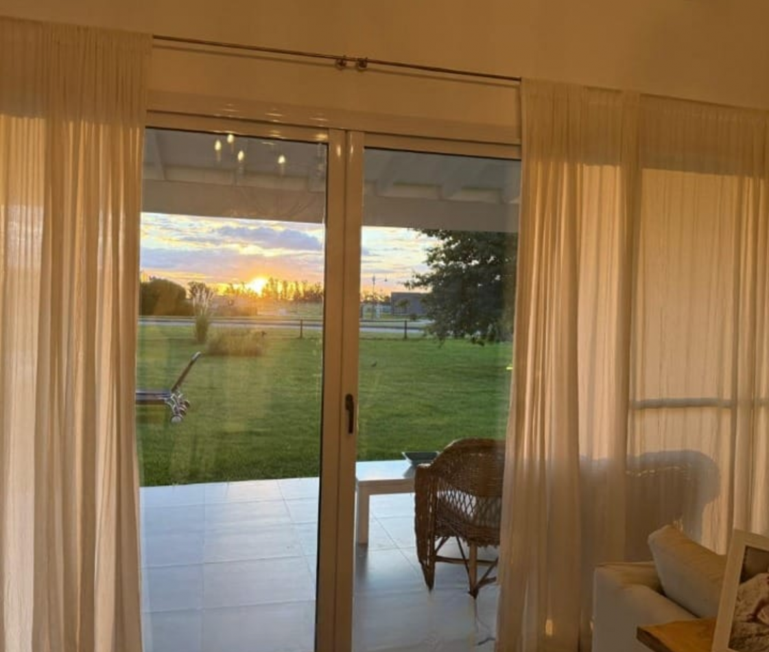 PROPIEDAD EN VENTA DE 4 AMBIENTES CON UN MAJESTUOSO PARQUE. PISCINA Y SOLARIUM EN EL EXCLUSIVO CLUB DE CAMPO LA RESERVA ESCONDIDA - AREA 60 